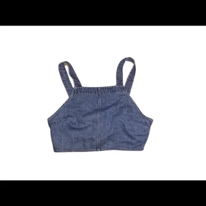 Croppad rop från weekday  - Croppad top från weekday. Banden får att justera med hjälp av knappar. Fått många komplimanger med denna 