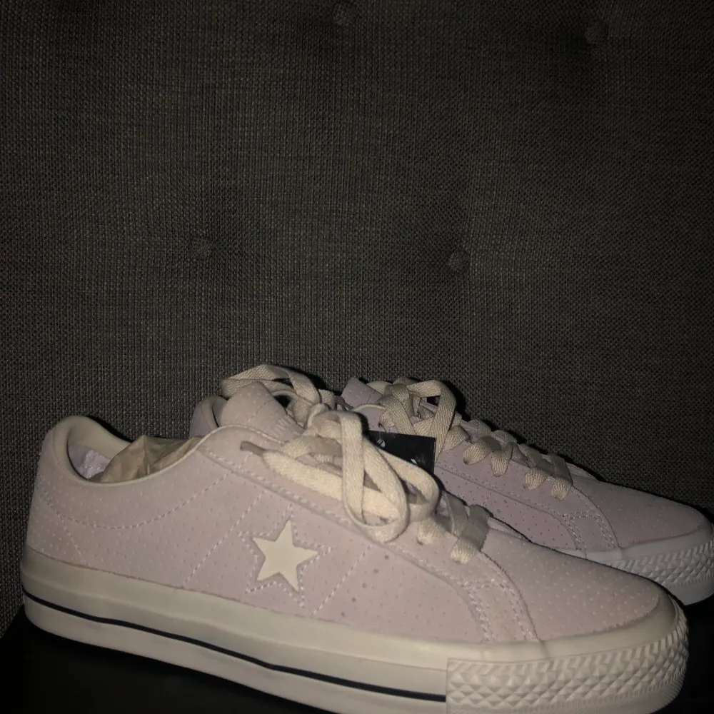 Snitsnygga Ljuslila/lavendel färgade converse one star PRO OX i storlek 40,5 köpta på streetlab, helt nya och säljer dom pga av dom kom i fel storlek och han inte skicka tillbaka dom,priset går att diskutera,köparen står för frakt❤️. Skor.