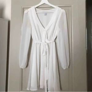 Klänning - Superfin klänning storlek 34. Perfekt till vardag eller skolavslutning/student 