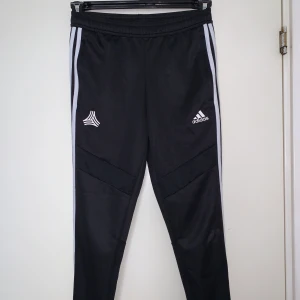 Adidas byxor - Svarta Adidas byxor, tränings marerial. Hämtas upp eller fraktas. Köparen står för frakt. Frakten ligger på ca 40kr. Skicka privat för bättre bild. Barnstorlek!!! 12-14 år!!!