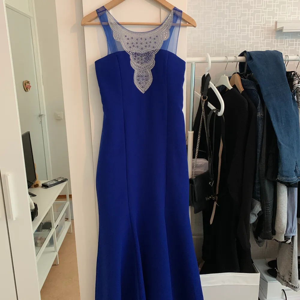 En supersnygg festklänning marinblå! Har använd en gång fortfarande helt nytt jag säljer den på grund av att den är kort på mig jag är 165 och den är väldigt kort därför säljer jag den och den ligger på ett bra pris + frakt storlek s/xs. Klänningar.