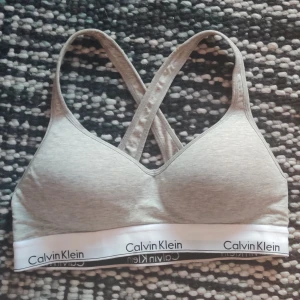 Calvin Klein BH - Säljer denna Calvin Klein bh då den tyvärr inte kommer till användning! Storlek L, dock lite för liten för mig som har storlek 80E i BH. Frakt ingår i priset!🤗🤗