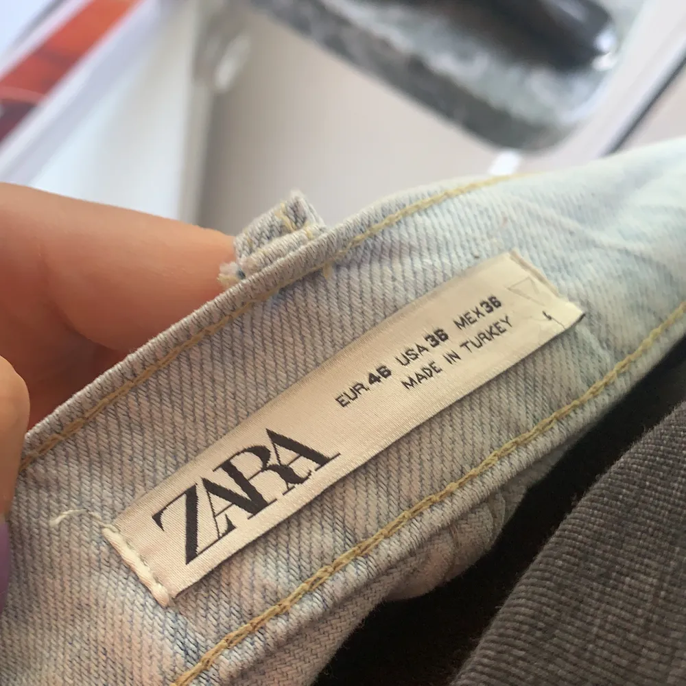 Säljer mina ljusblåa jeans från zara, sparsamt använda, endast 3 gånger. Bra skick. Strl 46. Sitter snyggt oversized. . Jeans & Byxor.
