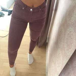 Manchester byxor - Superfina lila Manchester byxor, sitter väldigt bra! Storlek 36, jag är 170cm lång och passar perfekt. Använda en gång. Frakt tillkommer <3