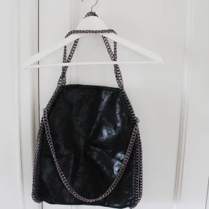 Svart väska i fejkskinn - Oanvänd svart väska i fejkskinn. 🤍 Köparen står för frakt. Hör av dig om fler bilder önskas eller om du har någon annan fråga.