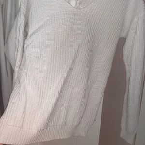 Stickad tröja - Strl XS. Passar S också. Jättefin stickad tröja med en knytning där bak.