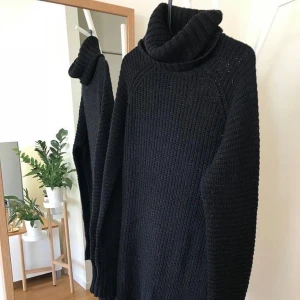 Stickad svart polotröja - Stickad tröja med polokrage och liten slits från Gina Tricot. Lite nopprig (se bild). Möts gärna upp i Stockholm men annars står köpare för frakt.