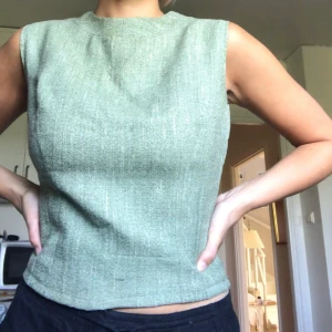 Snygg tröja - Snygg topp i riktigt 60-talsstuk! Så fin färg som inte gör sig rättvisa på bild (3:e bilden är samma tyg). Avklippt och fållad då det var en klänning innan (ganska slarvigt gjort men det syns knappt när den är på). Aldrig använd! FRI FRAKT :)