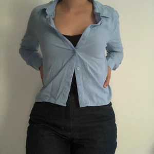 Skjorta ✨ - Ljusblå skjorta i perfekt skick! Frakten är inkluderad i priset 💟