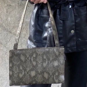 Skinn väska vintage  - Vintage väska i ormskinn . Frakten blir 50kr