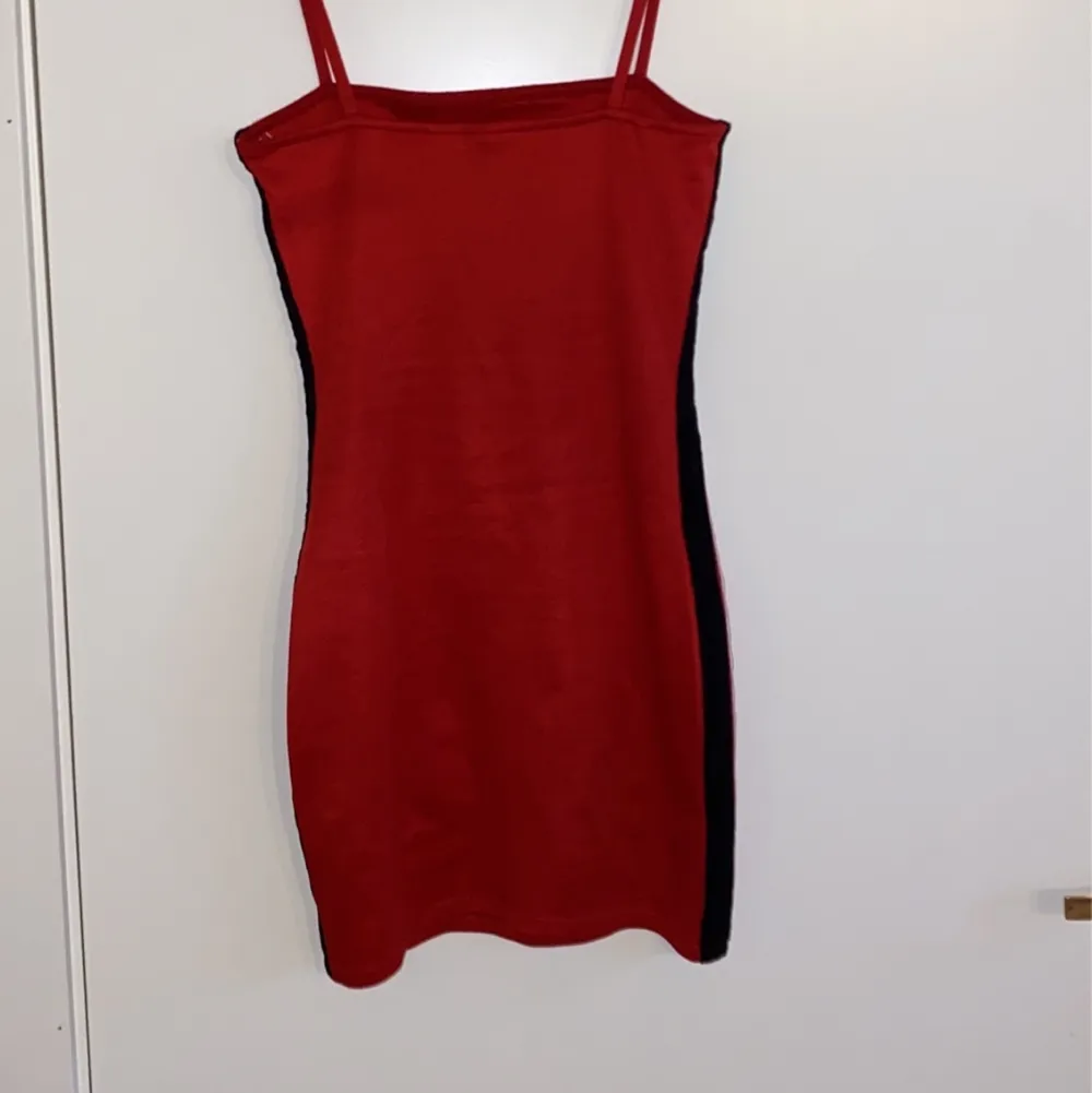 En röd tight klänning från h&m i storlek 34.. Klänningar.