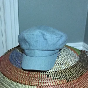 Denim keps från zara - Denna keps i denim liknande material köptes för några år sedan. Den säljer jag nu för att den ej kommer till användning. Kepsen är använd ett fåtal gånger och i väldigt gott skick. Original pris: ca 300kr. Köpare står för frakt 🚚. Upphämtning på söder går