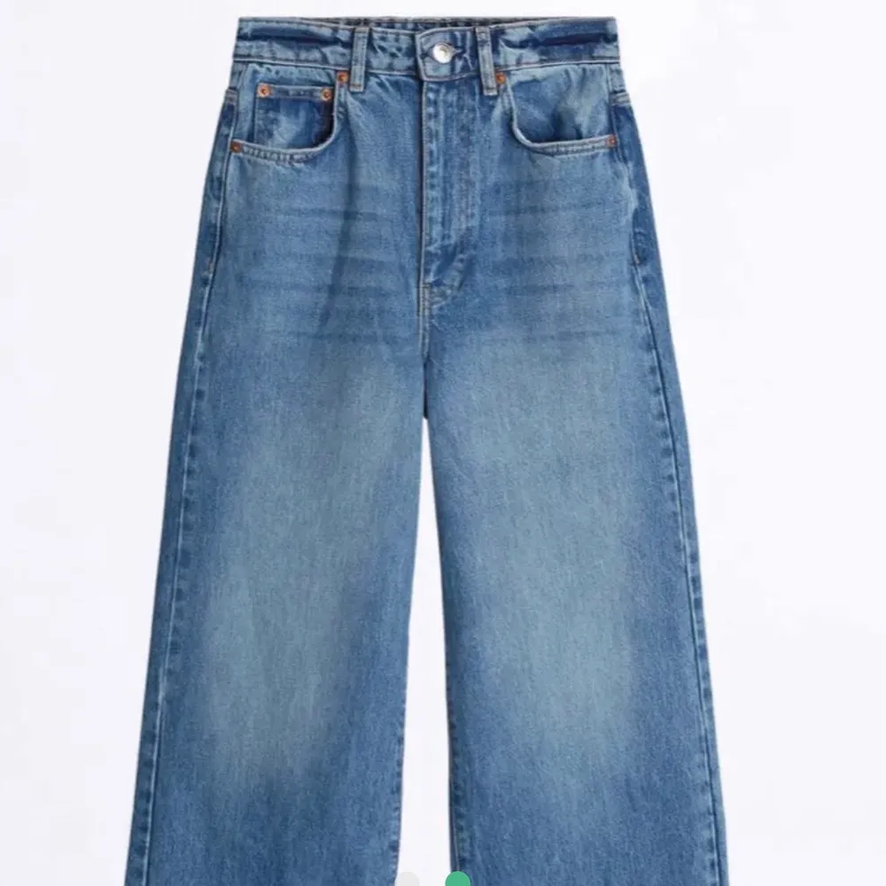 Super fina jeans ifrån Gina tricot i fint skick! Modell Idun, ska sitta som mitten bilden, men jag är 178 så dom är lite korta till mig! Färgen verkar inte finnas kvar på hemsidan! Skriv om ni har några funderingar, och buda gärna!❤️💖. Jeans & Byxor.
