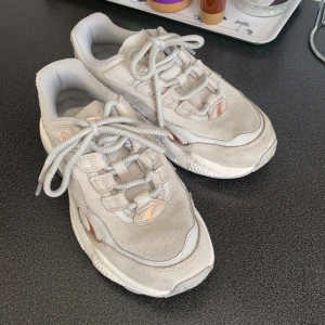 Puma cell grey - Supersnygga ljusgrå sneakers från puma. Har använt dem ca fyra gånger. Förekommer några små märken som ni kan se på bilderna. Storlek 38 (24 cm). Nypris 800 jag säljer dem för 250. 