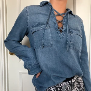 Jeansskjorta från Abercrombie & Fitch - Jeansskjorta från Abercrombie & Fitch. Använd men i bra skick. Hör av er om ni vill ha fler bilder. Kan mötas upp i Halmstad annars tillkommer frakt. 