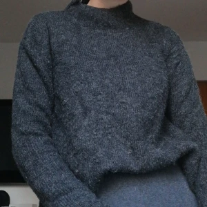 Grå tjocktröja  - Väldigt mysig tröja för höst/vinter. Köparen står för frakten🤗