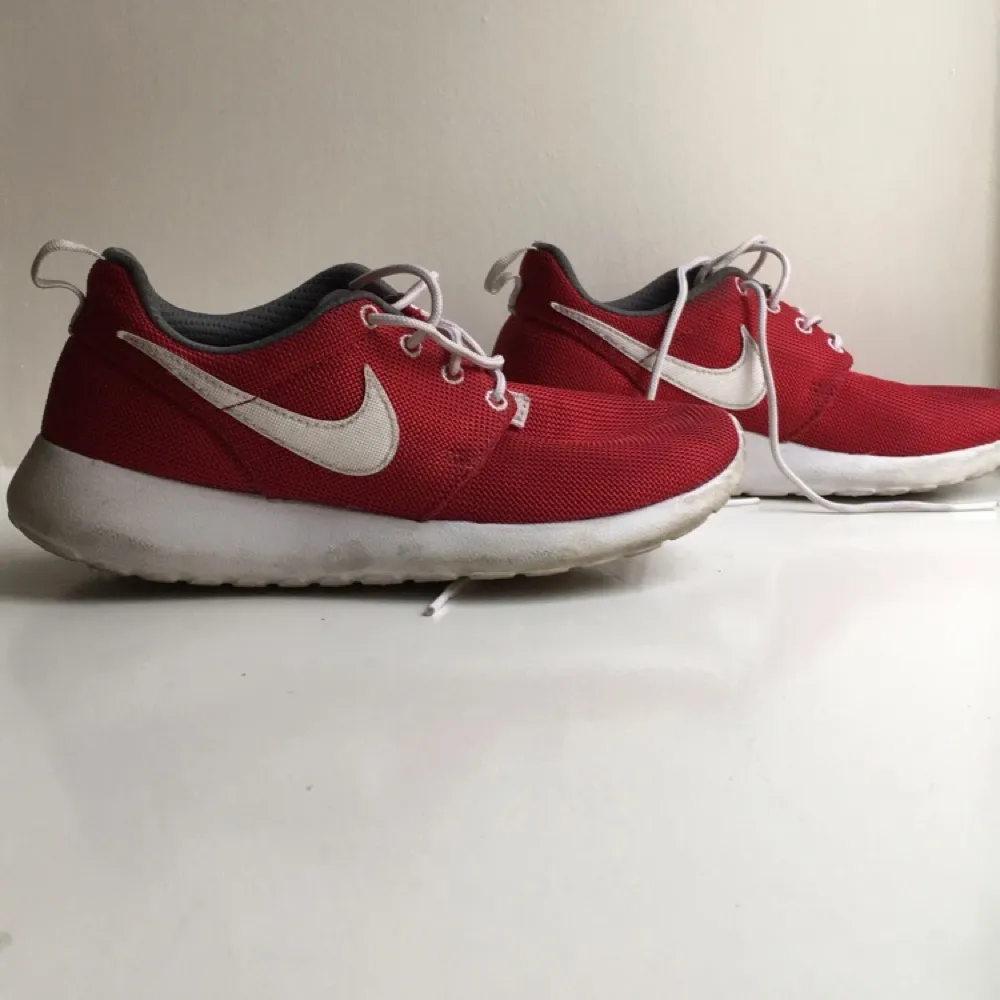 Äkta Nike Rosh Run, endast använda ett fåtal gånger pga fel storlek  I priset ingår frakt! . Skor.