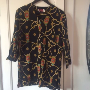  - Snygg skjorta/"tunika"! Bra skick! Frakt tillkommer.