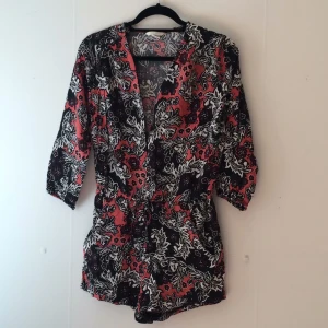  - Mönstrad byxdress med resår i midjan från hm. Urringad men kan knäppas i 3 lägen beroende på hur man vill ha den i urringningen