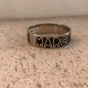  - Marc jacobs-armband som aldrig fått komma till användning. 