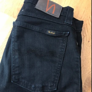  - Svarta låga skinnyjeans från Nudie. Avklippt vid anklarna, passar en storlek 36. 