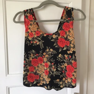  - Väldigt vackert croppat linne i silkigt material. Banden är kostade där bak och lite insydda då de var för långa. Går enkelt att sprätta om man vill ändra 😊 