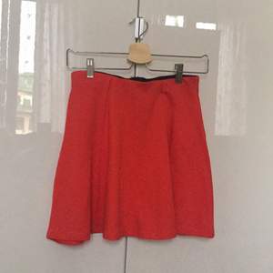 Orange och jättesnygg kjol från Ginatricot! Aldrig använd! Säljes pga kommer inte till användning!✨