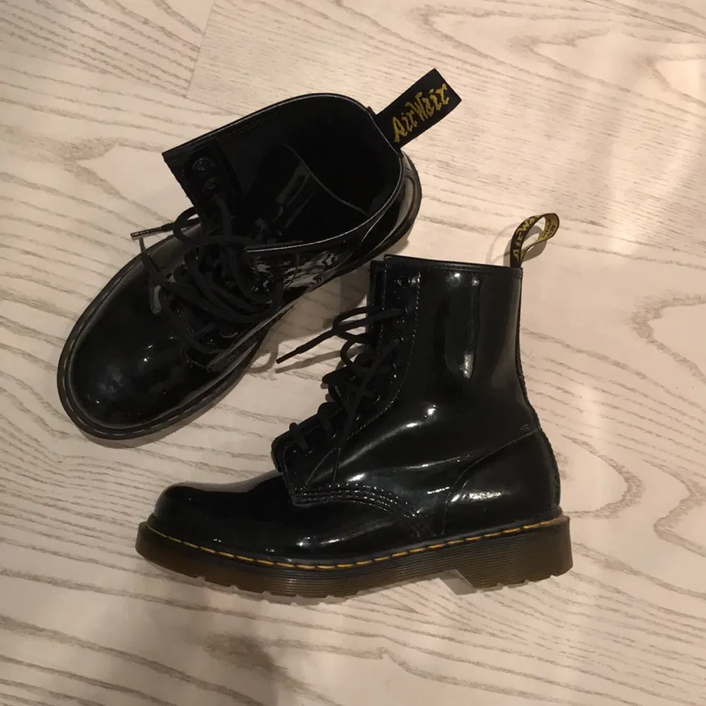 Dr martens i lack med knappt några slitmärken. Använda endast ett fåtal gånger! 💃🏻. Skor.