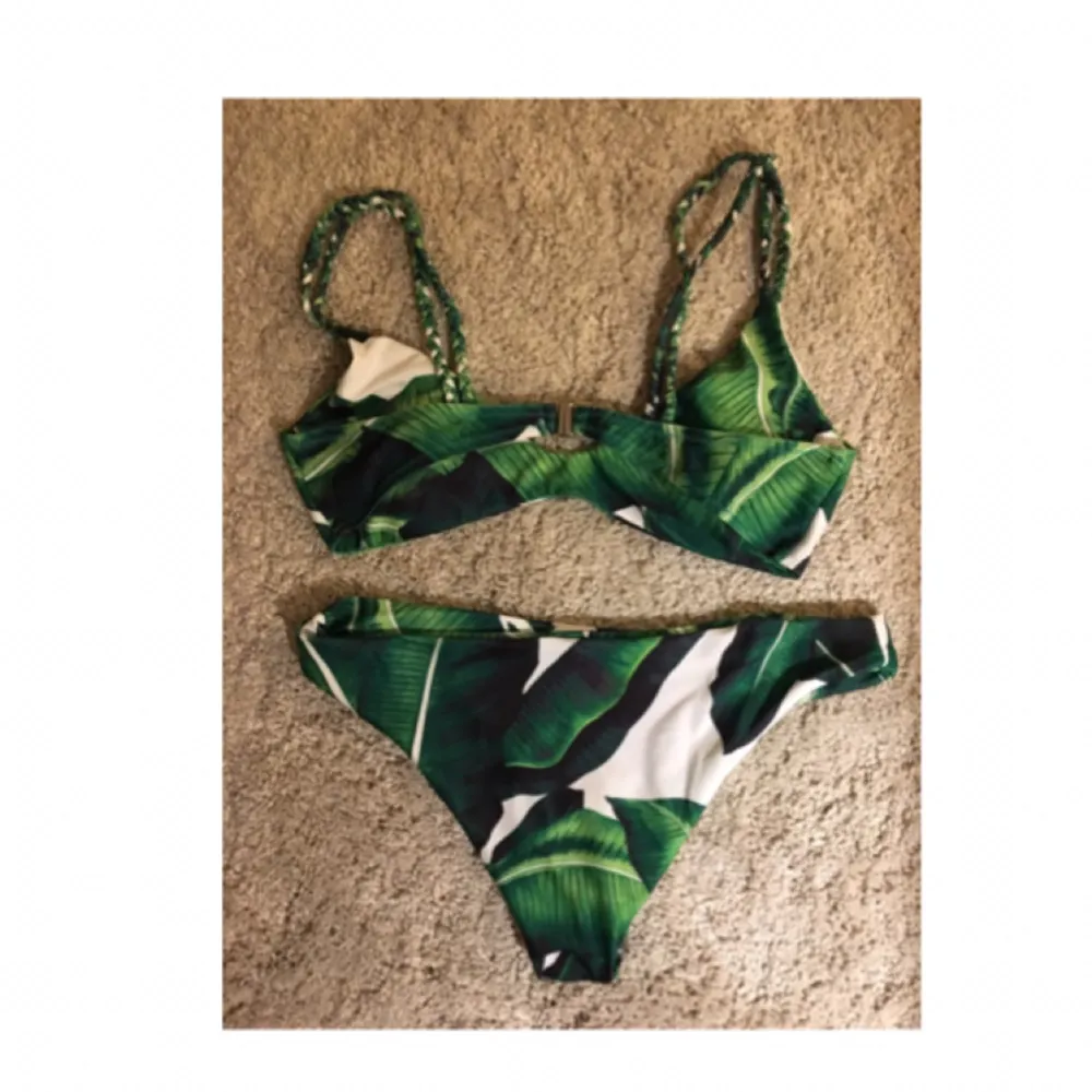 Jättefin bikini från Zaful i bra kvalitet! Jag säljer den eftersom den tyvärr för stor i bysten😊. Jag skulle nog säga att toppen är i L och underdelen i M!  Den är bara testad med trosor på!😊 Köparen står för frakt.. Övrigt.