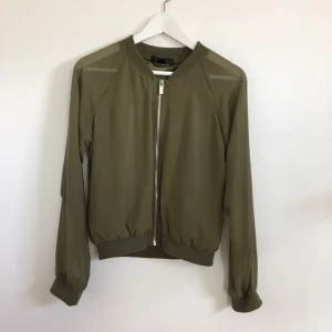  - Tunn bomber. Väldigt fint skick! Är strl 38 men passar en XS-S.