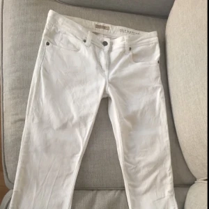  - Burberry kort byxor i vit. Byxorna är i storlek 27 och längden på den är 76 cm. Materiell på byxor är stretch.  