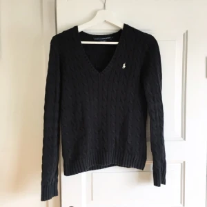  - Ribbstickad tröja från Ralph Lauren. Säljer p.g.a. använder inte längre