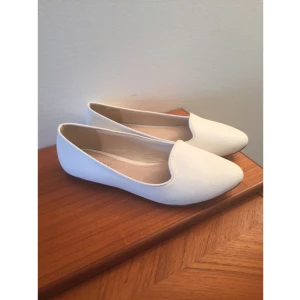  - Supersöta vita ballerinaskor, aldrig använda pga. för liten storlek! Frakt inräknat i priset!