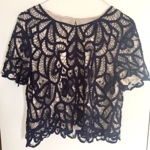  - Väldigt omtyckt tröja från Phillip Lim i blå spets med beiget undertyg. 100 % viskos och i fint skick. Sitter bra på mig som har storlek S i vanliga fall, tröjan är något kort. Säljes pga får inte plats i den nyuppdaterade garderoben längre