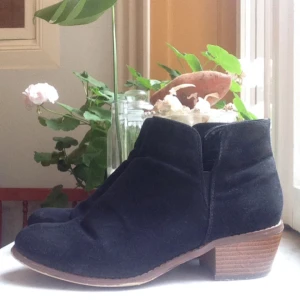  - Supersnygga skor i svart mocka med träsula. Lite slitna på hälen, annars bra skick!   