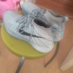  - Nike skor, knappt 6 månader gamla. I bra skick. Stabila skor som också funkar bra som squat skor, inneträning och uteträning. Snygg färg dessutom :)  Strl 10.5 (US), EU 44,5   Nypris 1599 kr från Nike butiken i USA