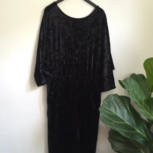  - Jumpsuit i sammet med vida ben, från Monki!  Djup i ryggen 👌 Tyvärr inte använd mer än två gånger.   ✨ Köparen betalar frakten ✨