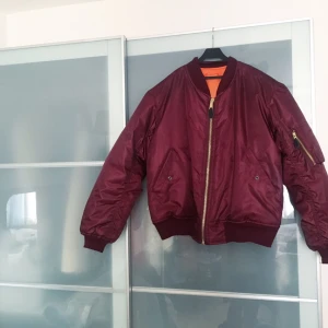  - Bomberjacka från DELTA köpte storlek S men sitter som S/M Helt oanvänd! Dock tog jag av prislapparna osv! Köptes för 500kr! 