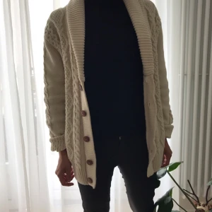  - Vanilla colored "boyfriend" cardigan that gives a cosy fit. From River Island, Men's collection, and therefore a bit bigger in size. Shipping will be added and by payment through swish. Never used thus still in perfect shape! 