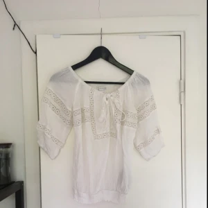  - Vit spets-top/blus från New yorker! Använd fåtal gånger! Köparen står för frakten! Betalningen sker via swish! 