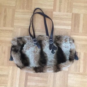  - Väska från fossil, så billig pga att banden är lite nötta (se bild två), säljer massa billiga kläder pga flytt