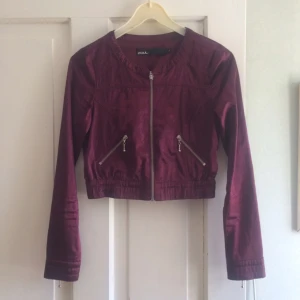 - Lila glansig blazer från Zoul i strl 36. Bra skick.  Den sista bilden stämmer bäst överens med färgen på jackan. 