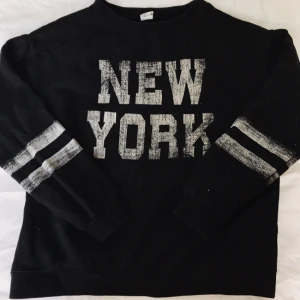  - Sweater från Urban Outfitters med tryck!