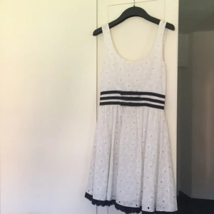  - En vit klänning/studentklänning som är använd en gång. Passar även de med storlek 36 och 38 med smal midja. Från Gina Tricot. 