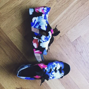  - Fina tygskor med sidenband, från Monki! Liiite slitna framtid vid sulan pga platå. 🌹🌎