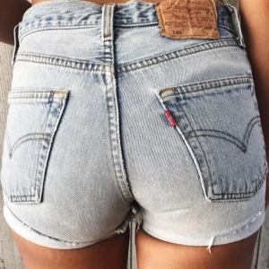  - Jeansshorts från Levi's. Shortsen har en defekt i form av en missfärgning på framsidan. Säljes för 150kr ink frakt. Pris kan diskuteras.