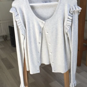  - Söt tröja ifrån Zara. Aldrig använd. Storlek L men liten i storlek så passar M också