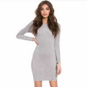  - Återförsäljer den här snygga klänningen från Nelly (orginalpris 399kr). Den är i grå mocka och sitter tight på en S! Har tyvärr fått för lite användning för den men den är sjukt snygg på! 