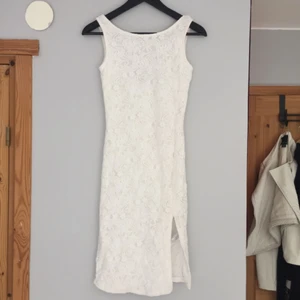  - Superfin vit spetsklänning med slits. 70kr +frakt