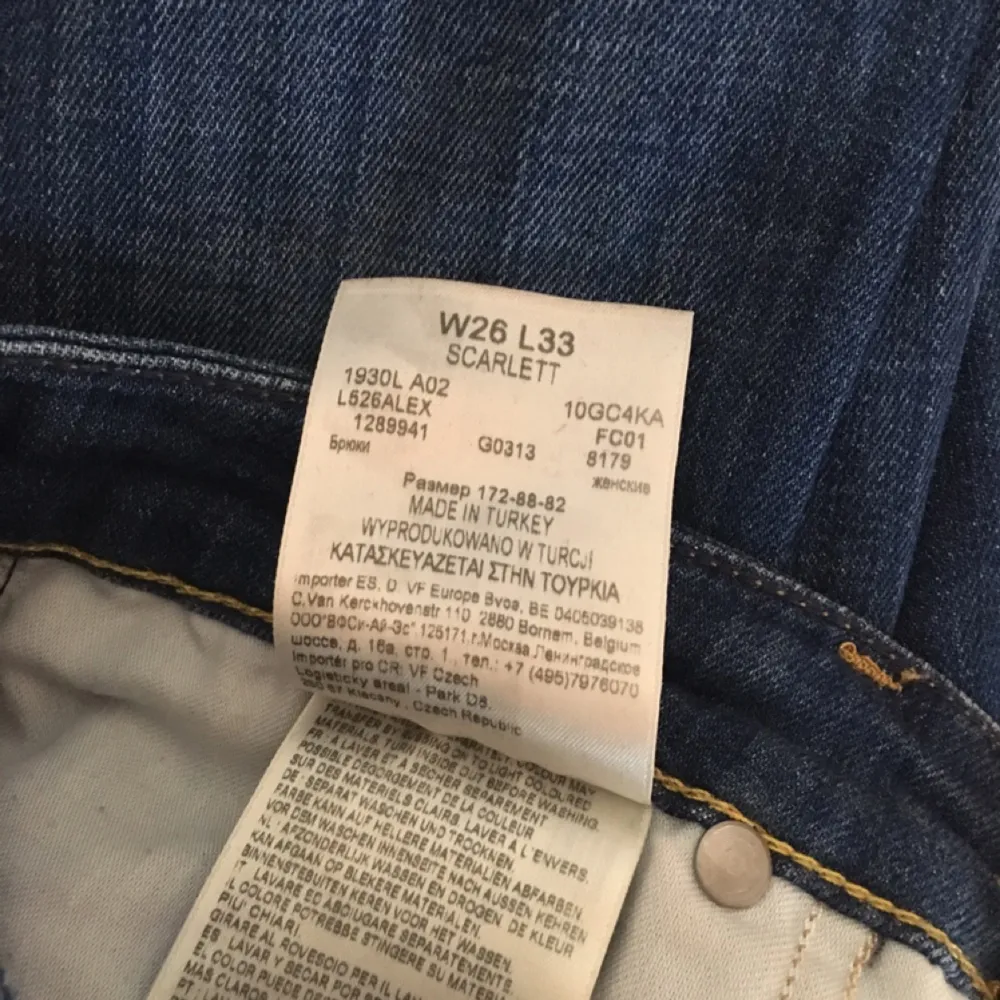 Mörkblåa jeans från Lee. Dessa är uppsydda så att de passar mig som är 160 cm lång. Frakt ingår i priset ⭐️. Jeans & Byxor.
